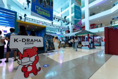 5 Aralık 2021 'de Ayala Manila Bay Mall, Metro Manila, Filipinler' deki Kore Seyahat Festivali 'ni ziyaret eden insanlar