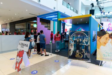 5 Aralık 2021 'de Ayala Manila Bay Mall, Metro Manila, Filipinler' deki Kore Seyahat Festivali 'ni ziyaret eden insanlar