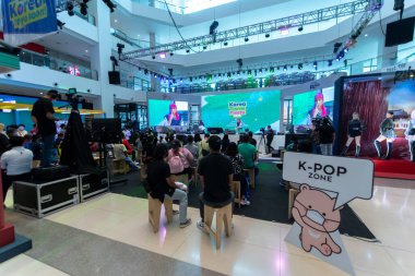 5 Aralık 2021 'de Ayala Manila Bay Mall, Metro Manila, Filipinler' deki Kore Seyahat Festivali 'ni ziyaret eden insanlar
