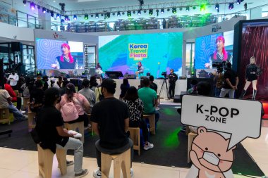 5 Aralık 2021 'de Ayala Manila Bay Mall, Metro Manila, Filipinler' deki Kore Seyahat Festivali 'ni ziyaret eden insanlar
