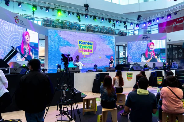 5 Aralık 2021 'de Ayala Manila Bay Mall, Metro Manila, Filipinler' deki Kore Seyahat Festivali 'ni ziyaret eden insanlar