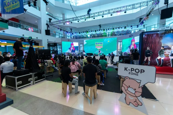 5 Aralık 2021 'de Ayala Manila Bay Mall, Metro Manila, Filipinler' deki Kore Seyahat Festivali 'ni ziyaret eden insanlar
