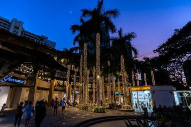 8 Aralık 2021 İnsanlar Filipinler 'deki Makati City' de Greenbelt alışveriş merkezinin gece görüşünün keyfini çıkarıyorlar.