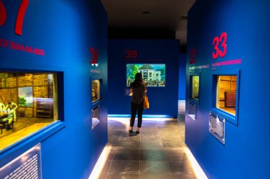 Makati şehrindeki Ayala müzesini ziyaret eden insanlar, Metro Manila, Filipinler, 8 Aralık 2021