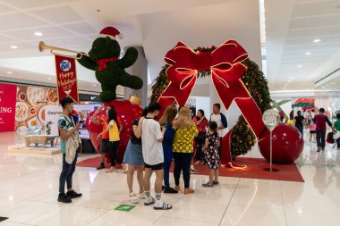 Asya, Metro Manila, Filipinler 'de, 28 Kasım 2021' de AVM 'nin önünde fotoğraf çeken insanlar