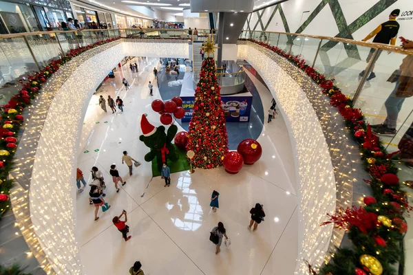 Personas Que Toman Fotos Frente Decoración Navidad Mall Asia Metro — Foto de Stock