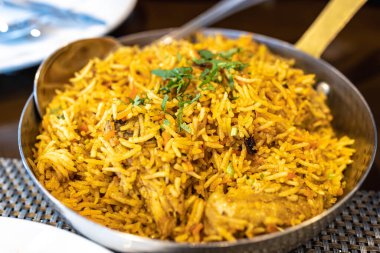 Popüler Hint yemekleri restoranda Mughlai biryani