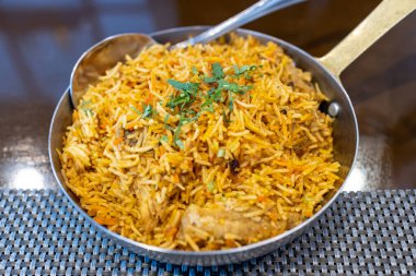 Popüler Hint yemekleri restoranda Mughlai biryani