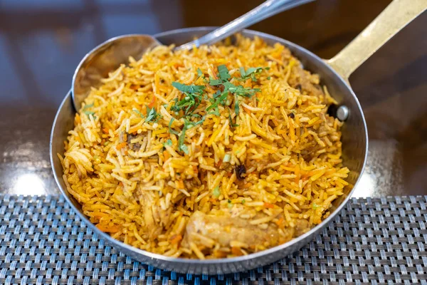 Popüler Hint yemekleri restoranda Mughlai biryani