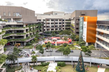 Ayala Manila Körfezi Alışveriş Merkezi, Metro Manila, Filipinler, 25 Aralık 2021 'de alışveriş yapmayı seven insanlar.