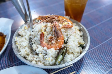 Restoranda Filipin usulü kızarmış deniz ürünleri pilavı.