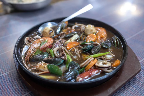 Filipino Popular Food Sizzling Mixed Seafood Restaurant — Stockfoto