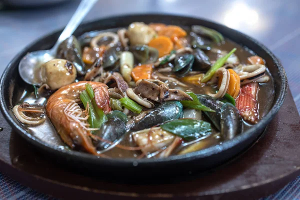 Filipin popüler yemekleri restoranda karışık deniz ürünleri cızırdıyor