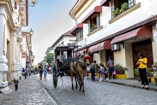 2021年12月29日フィリピン ビガン市のヴィガン ユネスコ遺産を歩く観光客 ロイヤリティフリーのストック画像