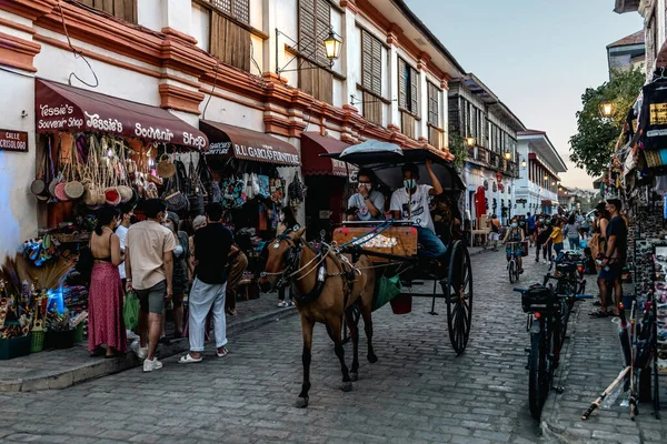 2021年12月29日フィリピン ビガン市のヴィガン ユネスコ遺産を歩く観光客 ストックフォト