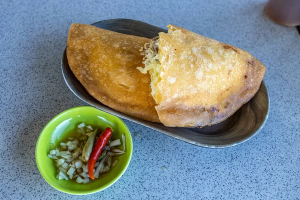 Popular Filipino Snack Empanada Restaurant — Stockfoto