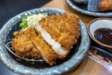 Popüler Japon domuz eti Tonkatsu.