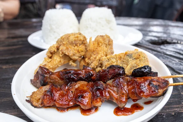 Популярна Філіппінська Їжа Свинина Барбекю Смажена Курка Ресторані — стокове фото