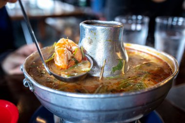 Tayland çorbası Thai tomyam kung