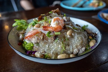 Popüler Tayland yemeği Kristal erişte salatası