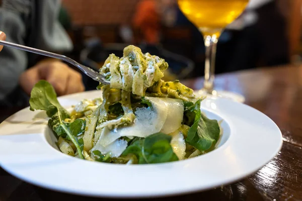 Популярная Итальянская Еда Pesto Pasta — стоковое фото