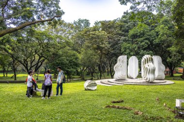 1 Ekim 2002 Hafta sonu için ziyaret edenler Filipinler Diliman Üniversitesi, Quezon Şehri, Metro Manila, Filipinler