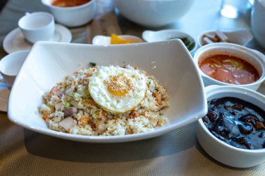 Ünlü Kore usulü kızarmış pirinç yemeği Bokk-eumbab restoranda