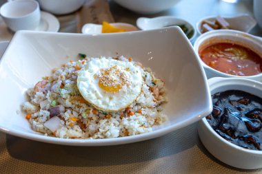 Ünlü Kore usulü kızarmış pirinç yemeği Bokk-eumbab restoranda