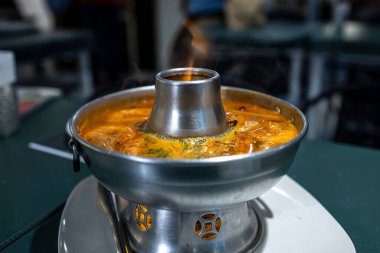 Popüler Tayland çorbası Tom Yam Kung restoranında