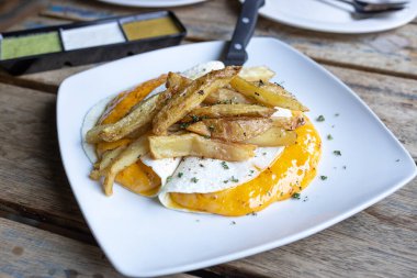 Lokantada popüler Meksika peynirli quesadilla