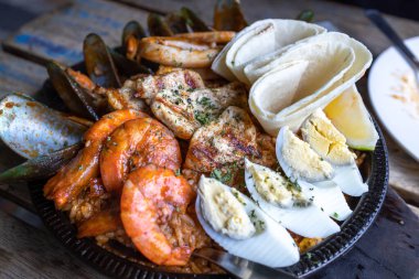 Restoranda popüler Meksika pilav yemeği Paella Fajita