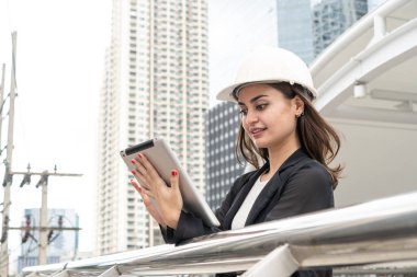 Sert Şapkalı Mühendis Tablet Bilgisayar kullanıyor. Mutlu Başarı. Tablet kontrol listesiyle çalışan iş kadınları. Çalışan kadın.