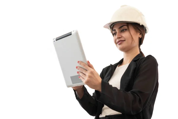 穿着硬帽的工程师使用平板电脑 快乐成功 经营平板电脑清单的女商人 工作的女人快乐的工作 — 图库照片