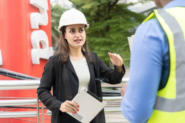 チームビルダーには問題と怒りがあります 安全制服とハード帽子を身に着けているエンジニア労働者のグループ 怒ってる女上司のマネージャー — ストック写真