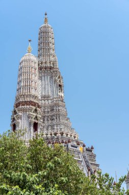 Güzel tapınak Phra Prang Wat Arun 'u kapatın. Wat Arun Bangkok Tayland 'daki Chao Phraya Nehri' nde