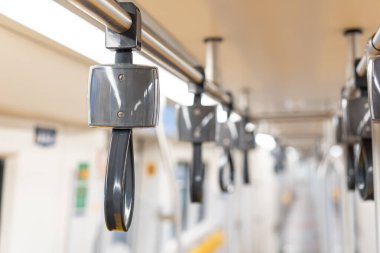Elektrikli trenin, Bangkok Kitle Ulaşım Sistemi 'nin icabına bakın. Metro 'yu idare et. Elektrikli trende ayakta duran yolcuların tutacakları..