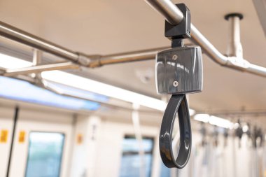 Elektrikli trenin, Bangkok Kitle Ulaşım Sistemi 'nin icabına bakın. Metro 'yu idare et. Elektrikli trende ayakta duran yolcuların tutacakları..