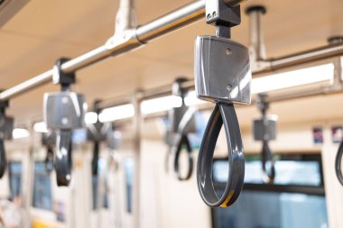 Elektrikli trenin, Bangkok Kitle Ulaşım Sistemi 'nin icabına bakın. Metro 'yu idare et. Elektrikli trende ayakta duran yolcuların tutacakları..