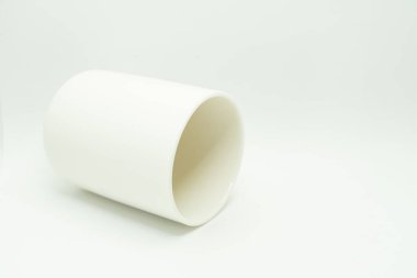 Beyaz arka plan üzerinde izole antika çay bardağı