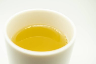 Beyaz arka planda yeşil çay. Japon yeşil çayının resmi. Beyaz arkaplanda izole edilmiş bir fincan çay