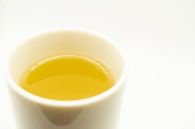 Beyaz arka planda yeşil çay. Japon yeşil çayının resmi. Beyaz arkaplanda izole edilmiş bir fincan çay