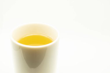 Beyaz arka planda yeşil çay. Japon yeşil çayının resmi. Beyaz arkaplanda izole edilmiş bir fincan çay