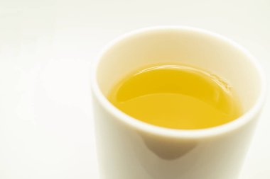 Beyaz arka planda yeşil çay. Japon yeşil çayının resmi. Beyaz arkaplanda izole edilmiş bir fincan çay