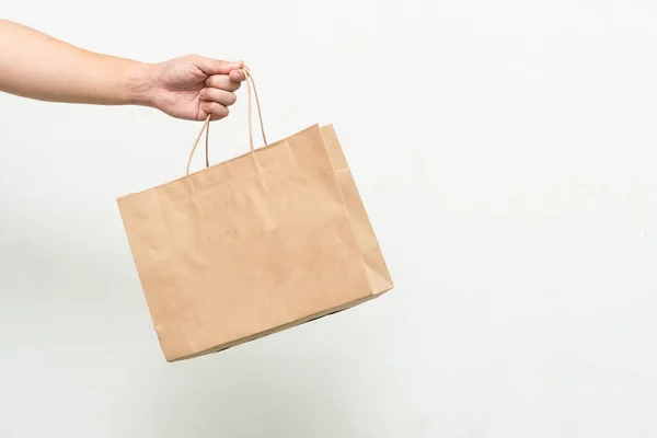 Mano Con Bolsa Papel Kraft Aislada Sobre Fondo Blanco Salvar — Foto de Stock