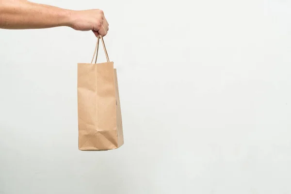 Mano Con Bolsa Papel Kraft Aislada Sobre Fondo Blanco Salvar — Foto de Stock