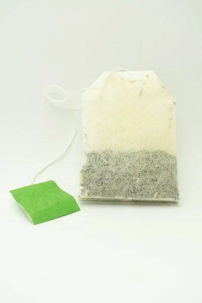 Teabag Avec Étiquette Verte Isolé Sur Fond Blanc Gros Plan — Photo