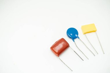 Çeşitli elektronik bileşenlerden oluşan bir grup: diyot, kapasitörler, direnişçiler, LED 'ler. beyaz arkaplanda izole