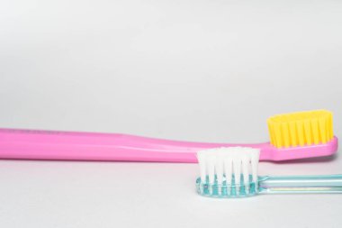 İki farklı diş fırçası. Diş fırçası beyaz arkaplanda yakın plan.