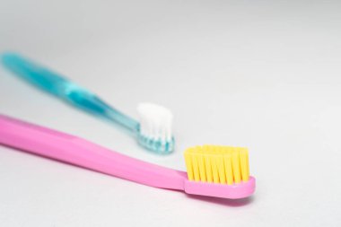 İki farklı diş fırçası. Diş fırçası beyaz arkaplanda yakın plan.