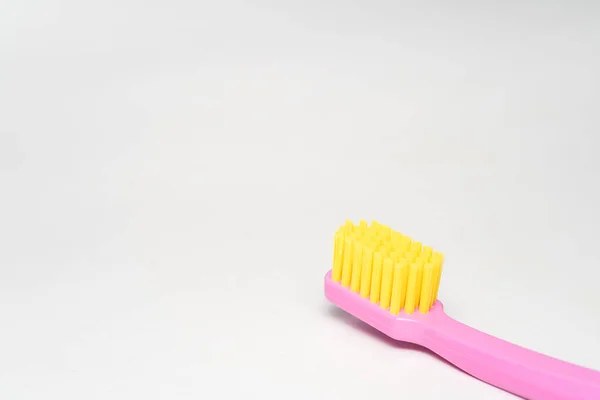 Zahnbürste Mit Rosa Griff Gelber Bürstenkopf Zahnbürste Nahaufnahme Auf Weißem — Stockfoto